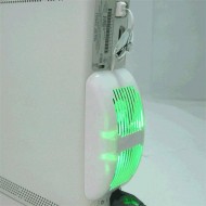 ファンへの電源供給はXbox 360本体のUSBポートに繋げるだけの簡単接続。
本体への密着度を保つためベストフィットするようになっています。
ファン動作中は緑色のLEDライトが輝きます。