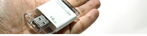 アイフォン専用USBメモリ「i-Flashdrive HD」を手の平に乗せてみたところです。