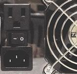 ■ PC連動コンセントで周辺機器の電源管理 
PC連動コンセントに繋いだ機器の電源をPCに連動してON/OFFする事が可能です。 →PC連動コンセントの詳細はこちら遠隔操作時でもPCのシャットダウン時に合わせて、周辺機器の電源をOFFする事が出来ます。
