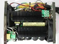 デュアルトランスだから高出力でもコンパクト。 
デュアルトランスだから、1000Wという高出力電源なのにコンパクトです。今までの電源と外形寸法が変わりません。奥行き175mmで、今お使いの ATXケースに取り付けられます。デュアルトランスには電圧管理の安定度を高くする効果もあります。2基のトランスで電源の負荷を分散させる効果があります。
