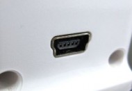 本体の背面にUSB差込口がございます。